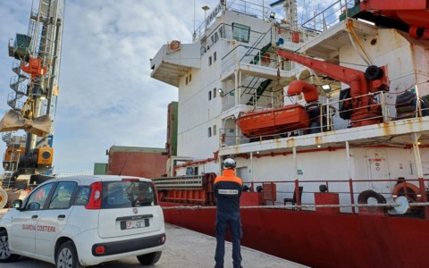 Fermo amministrativo per due mercantili arrivati in porto