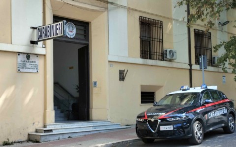 Spacca il vetro di un’auto per rubare, fermato dai Carabinieri
