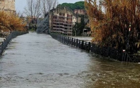 Maltempo, esondato il fiume Aniene. Allagamenti in diversi quartieri