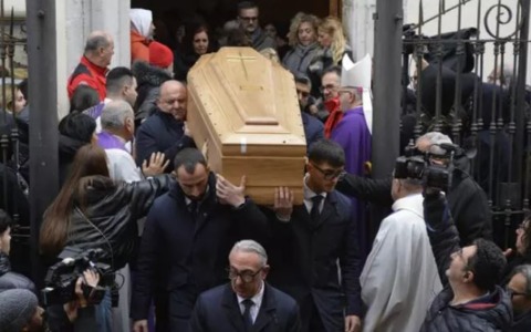 L’ultimo saluto ad Aurora. “Tuo padre non cerca vendetta ma giustizia”