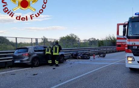 Incidente tra auto e moto a Quattro Strade, un morto