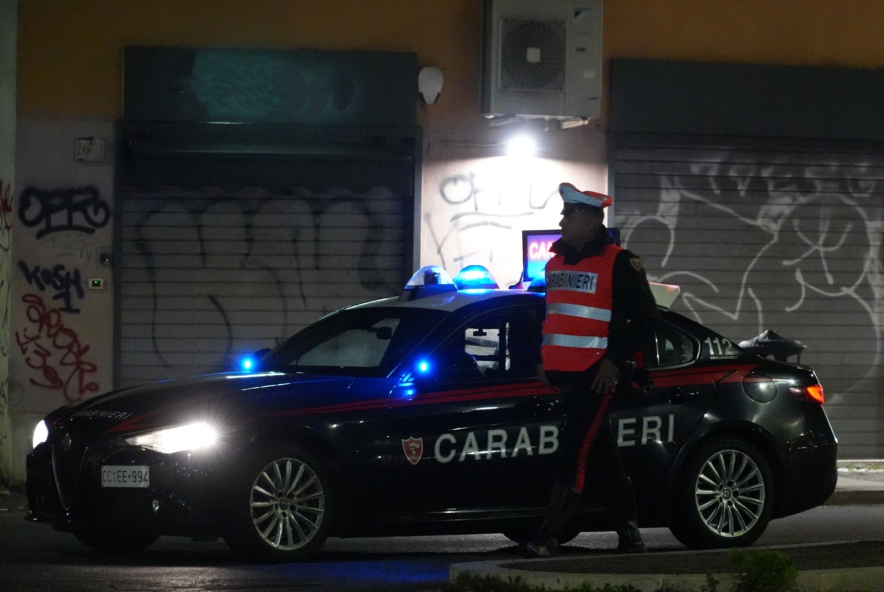 Incendia volantini sotto casa della ex, arrestato un uomo trovato con taniche di benzina