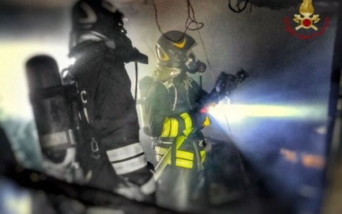 Incendio in una casa vacanze, diversi intossicati