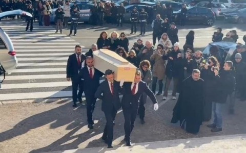 La tragedia di Crans-Montana, folla per l’ultimo saluto a Riccardo Minghetti