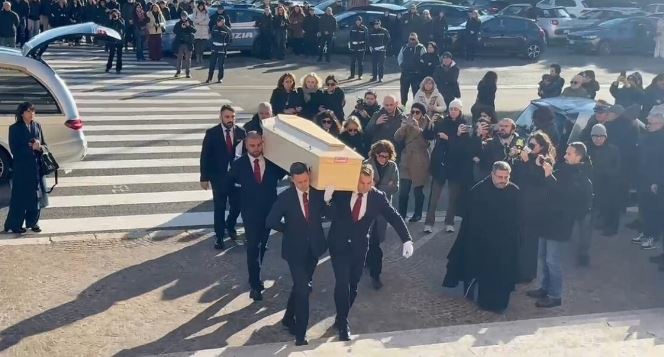 La tragedia di Crans-Montana, folla per l’ultimo saluto a Riccardo Minghetti