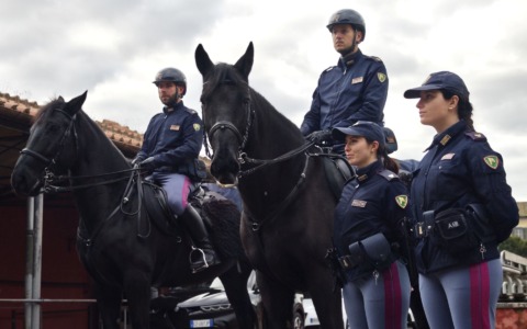 Roma, Polizia e Ares 118 insieme per la cardio protezione: defibrillatore per le pattuglie a cavallo