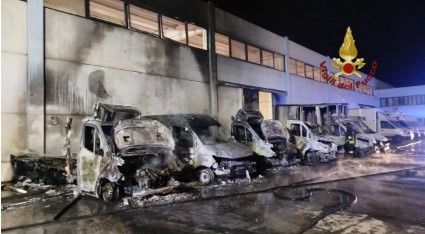 Fiamme in un’azienda di generi alimentari