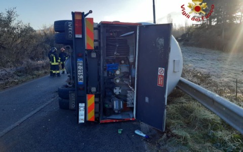 Autocisterna si ribalta sulla Provinciale Pascolare