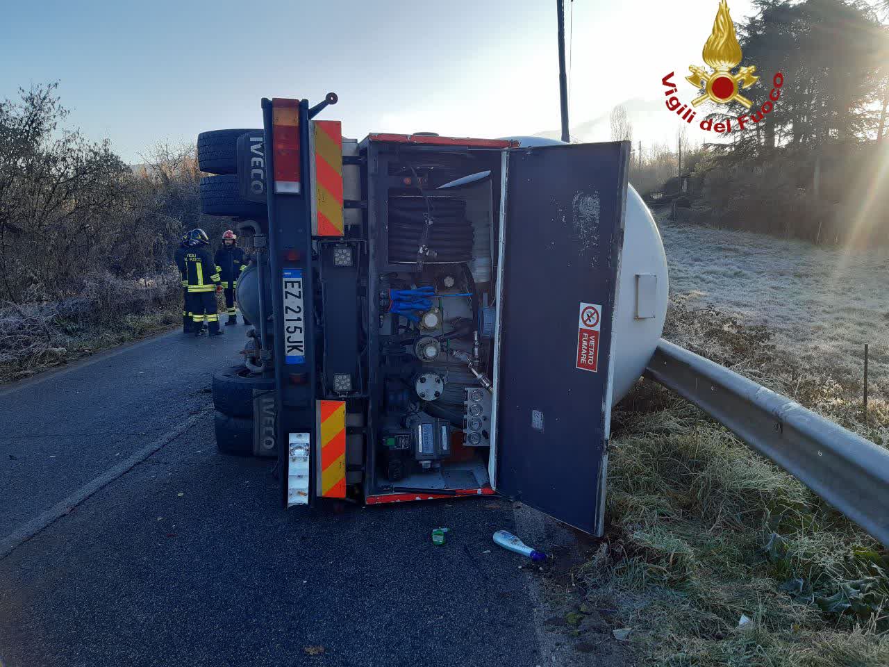 Autocisterna si ribalta sulla Provinciale Pascolare