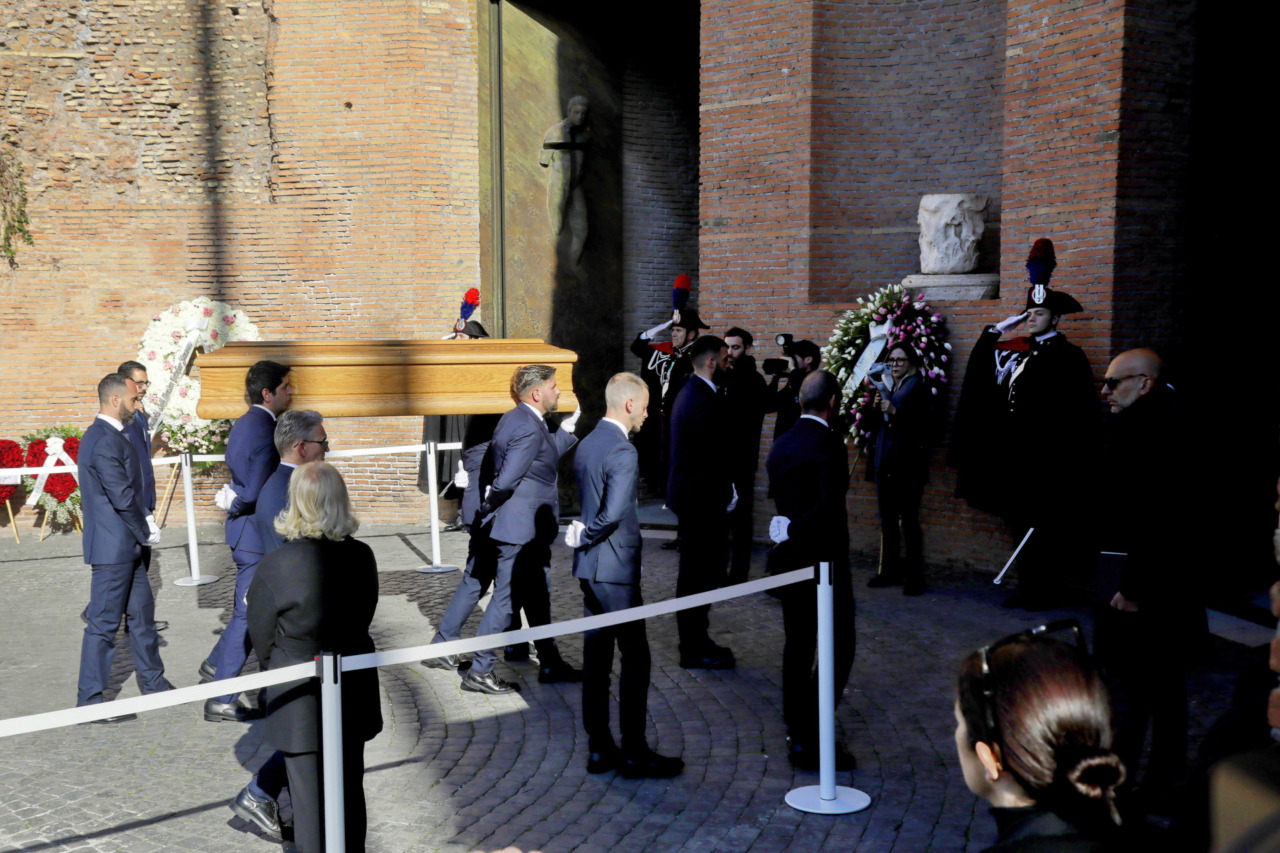 L’ultimo saluto a Valentino Garavani, fiori bianchi nella chiesa