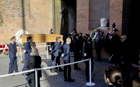 L’ultimo saluto a Valentino Garavani, fiori bianchi nella chiesa