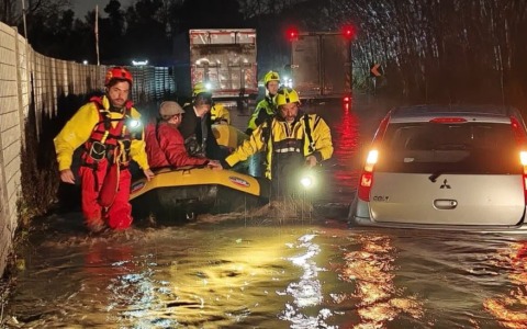 Maltempo, due ragazze rischiano di annegare in casa