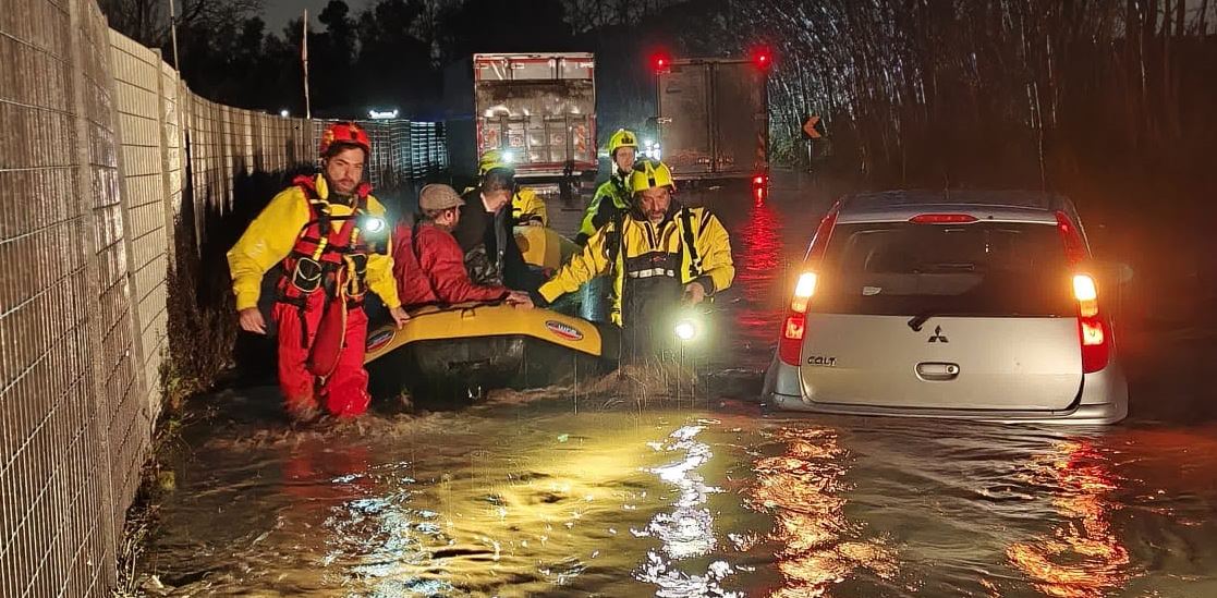 Maltempo, due ragazze rischiano di annegare in casa