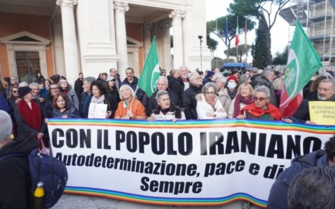 In piazza per esprimere solidarietà al popolo iraniano