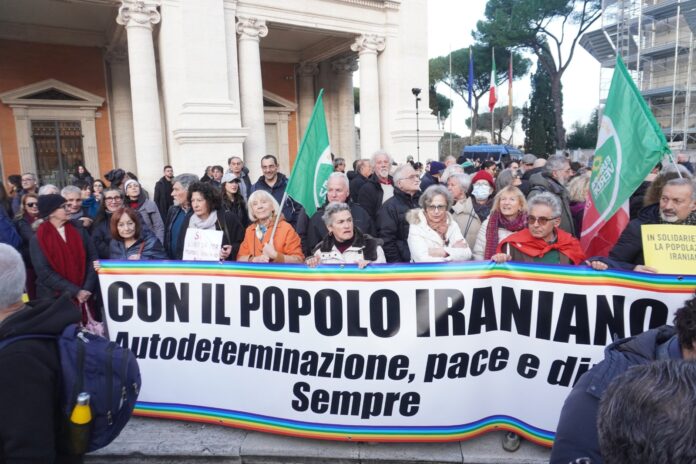 In piazza per esprimere solidarietà al popolo iraniano
