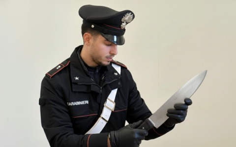 Ruba una mannaia al mercato Esquilino, bloccato in strada