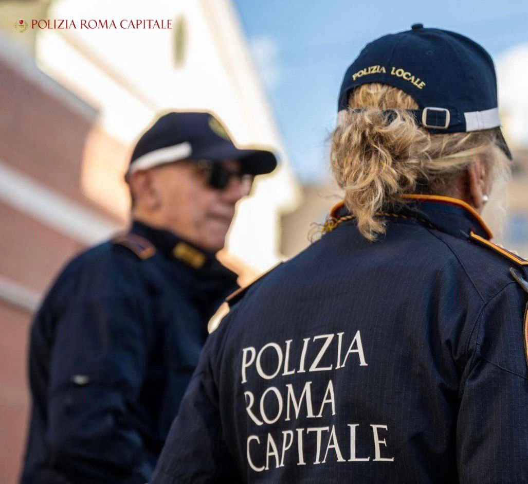 Armato di coltello spaventa i passanti nell’area del mercato rionale a Centocelle, fermato