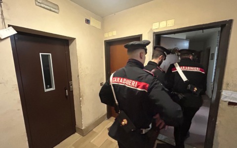 Tenta di entrare in casa di una donna con un coltello, arrestato