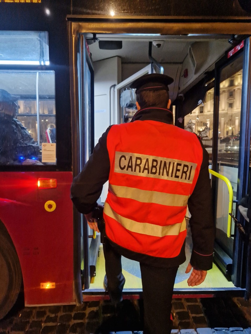 Arrestati due ladri su autobus e metropolitana