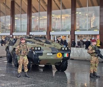 Cade sui binari mentre stava transitando un treno, salvato dall’Esercito
