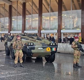Cade sui binari mentre stava transitando un treno, salvato dall’Esercito