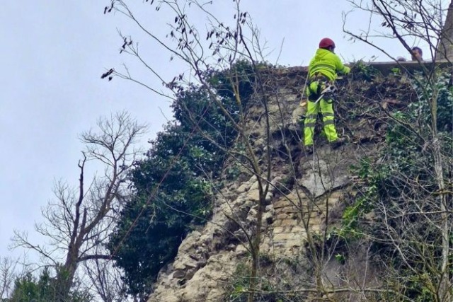 Via dell’Isola Farnese, al via interventi di ancoraggio sul costone