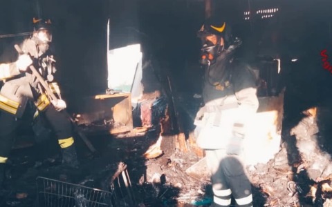 Incendio distrugge un chiosco sulla Tiburtina