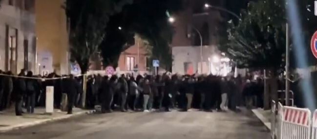 Centinaia ad Acca Larentia fanno il saluto romano al grido “presente”, una donna urla “Italia antifascista”