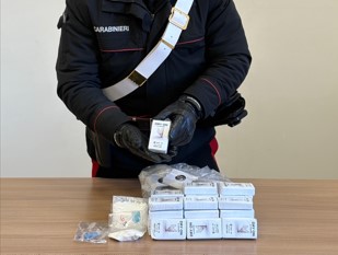 Hashish, cocaina e rolex in casa, arrestato un giovane di 22 anni