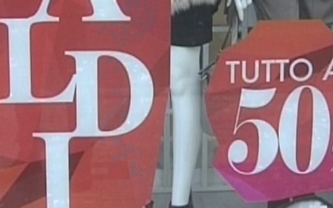 Al via i saldi, al primo posto tra i desideri capi di abbigliamento a prezzi scontati