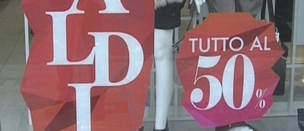 Al via i saldi, al primo posto tra i desideri capi di abbigliamento a prezzi scontati