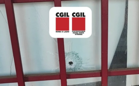 Spari contro la sede della Cgil di Primavalle, esplosi 5 colpi
