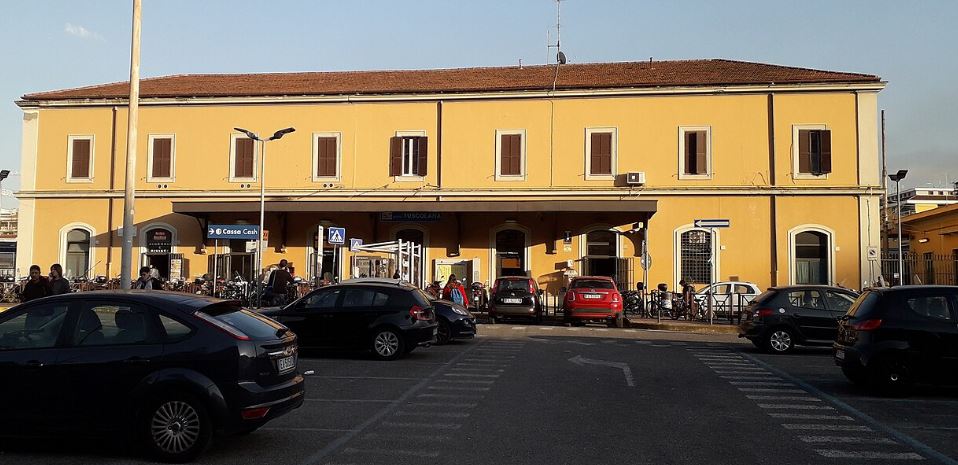 Prova a violentare una donna in un sottopasso sulla Tuscolana, arrestato