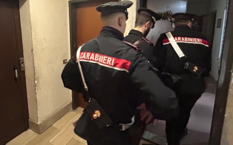 Aggredisce e minaccia la compagna con un coltello, arrestato