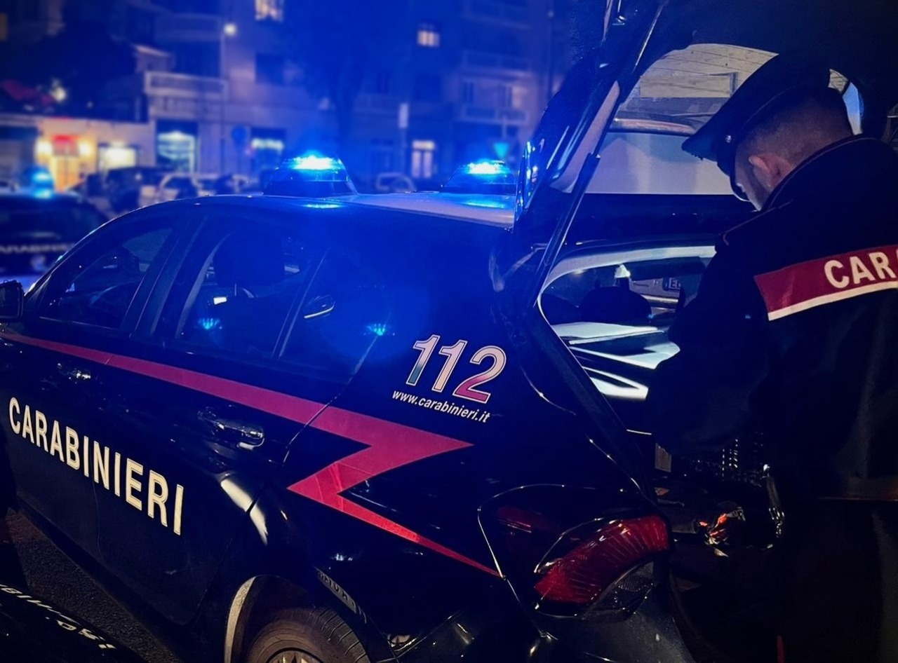 Sasso contro un bus Cotral: finestrino in frantumi, indagano i carabinieri