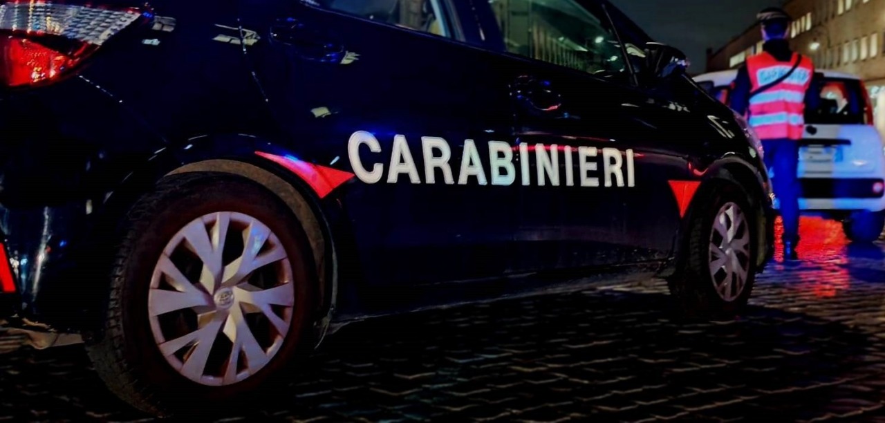 Fugge alla vista dei Carabinieri e abbandona l’auto: sequestrati arnesi da scasso e denaro