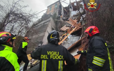 Crolla una palazzina in stato di abbandono, si cerca un uomo sotto le macerie