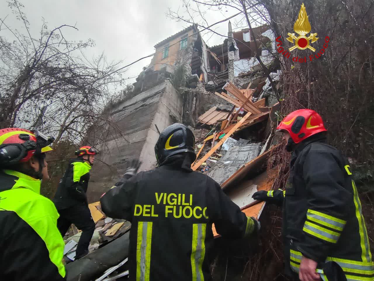 Crolla una palazzina in stato di abbandono, si cerca un uomo sotto le macerie