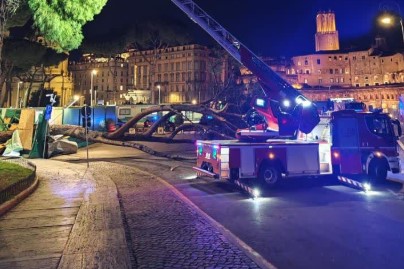 Crolla un albero di 15 metri a Villa Borghese: è il terzo in pochi giorni