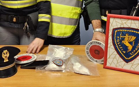 Viaggiava in A1 con 280 grammi di cocaina, arrestato