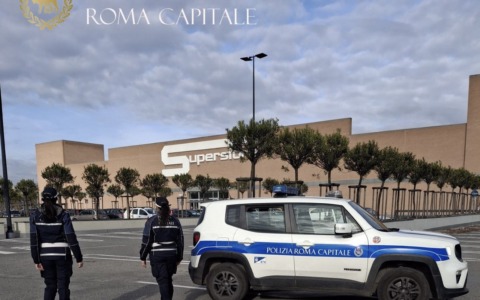 Ruba alcolici e crea il panico nel supermercato Esselunga di viale Palmiro Togliatti, bloccato diciannovenne
