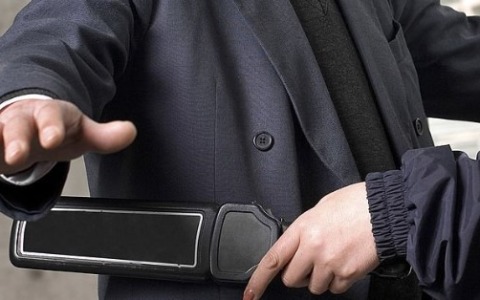 Metal detector nelle scuole, firmata la circolare da Valditara e Piantedosi