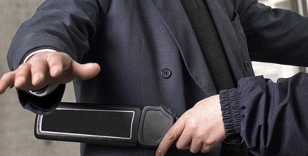 Metal detector nelle scuole, firmata la circolare da Valditara e Piantedosi