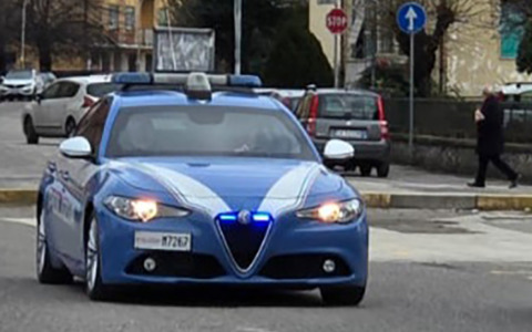 Auto della polizia si ribalta durante inseguimento, due agenti feriti