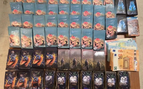 In viaggio con più di 5 kg di hashish nascosti in una borsa termica, fugge all’alt e sperona l’auto della Polizia