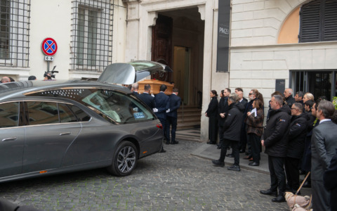 L’addio a Valentino, in due giorni diecimila visitatori alla camera ardente. Oggi i funerali