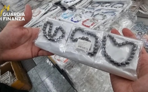 Maxi sequestro di articoli di bigiotteria e accessori di abbigliamento contraffatti