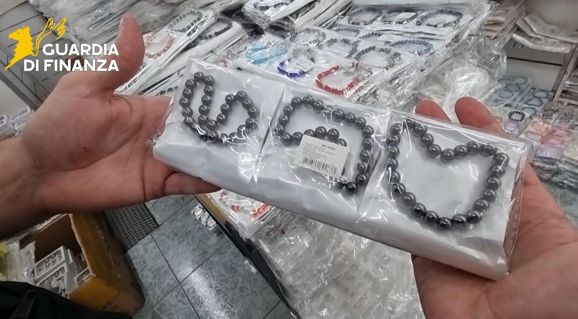 Maxi sequestro di articoli di bigiotteria e accessori di abbigliamento contraffatti