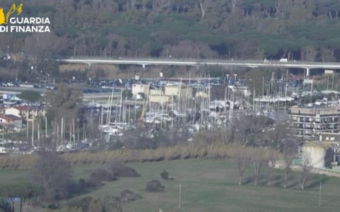 Sequestrato un pontile in ristrutturazione in un cantiere navale