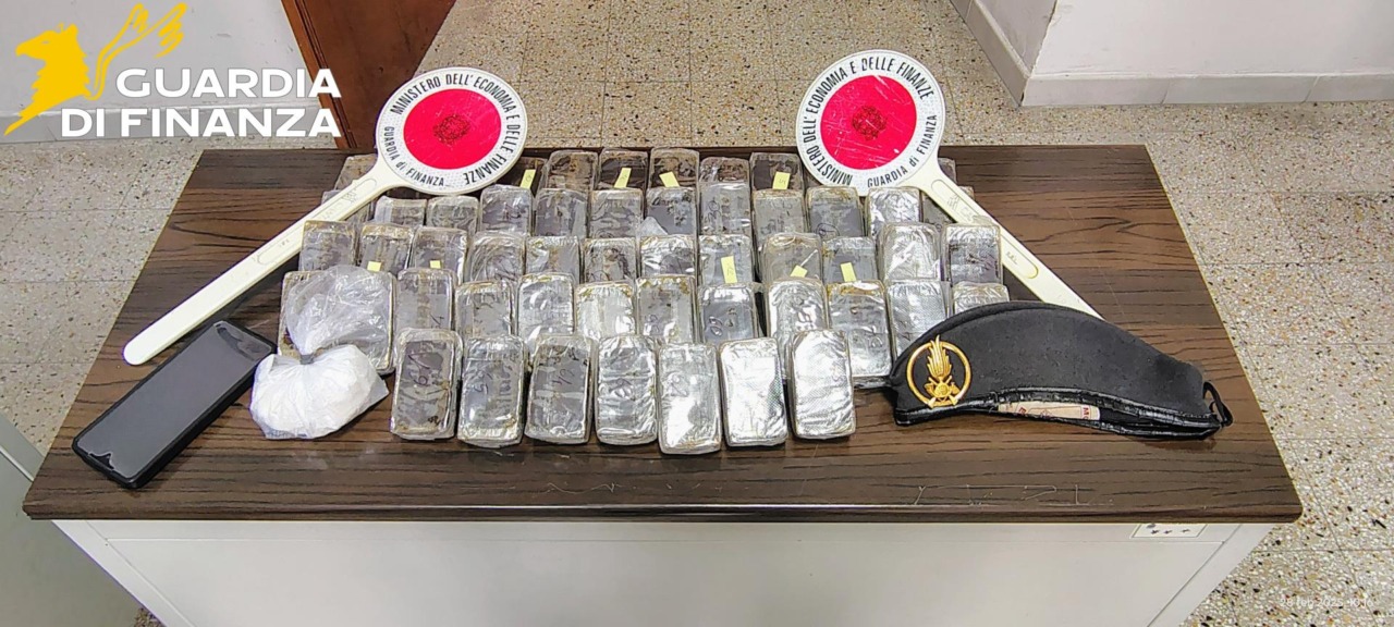 Droga nascosta sotto il sedile, arrestati due corrieri di hashish